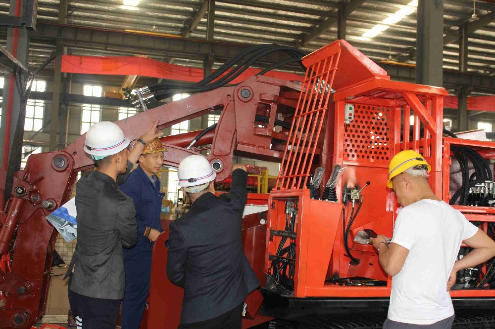 當扒渣機遇到超大巖層困難任務如何解決快速搞定
