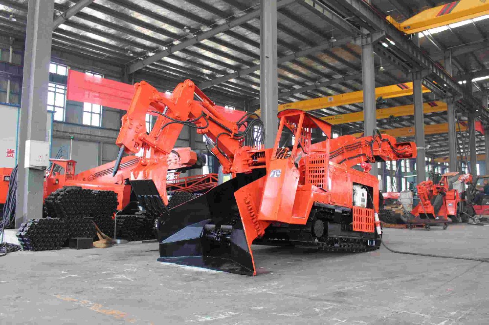 扒渣機履帶式和輪式有什么區(qū)別？襄陽廠家如何選擇？
