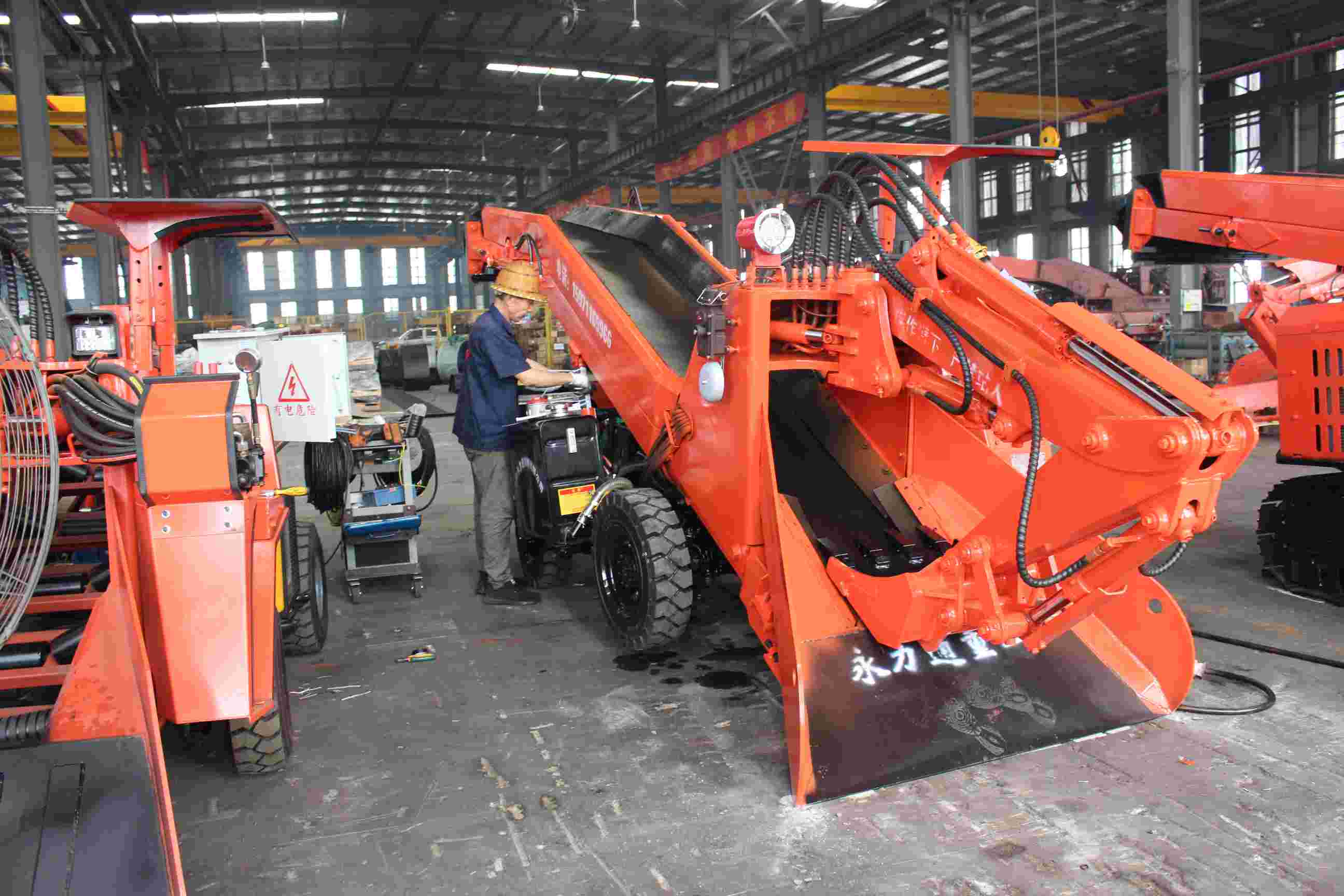 非洲某銅礦：撬毛臺車解決當地人力短缺難題