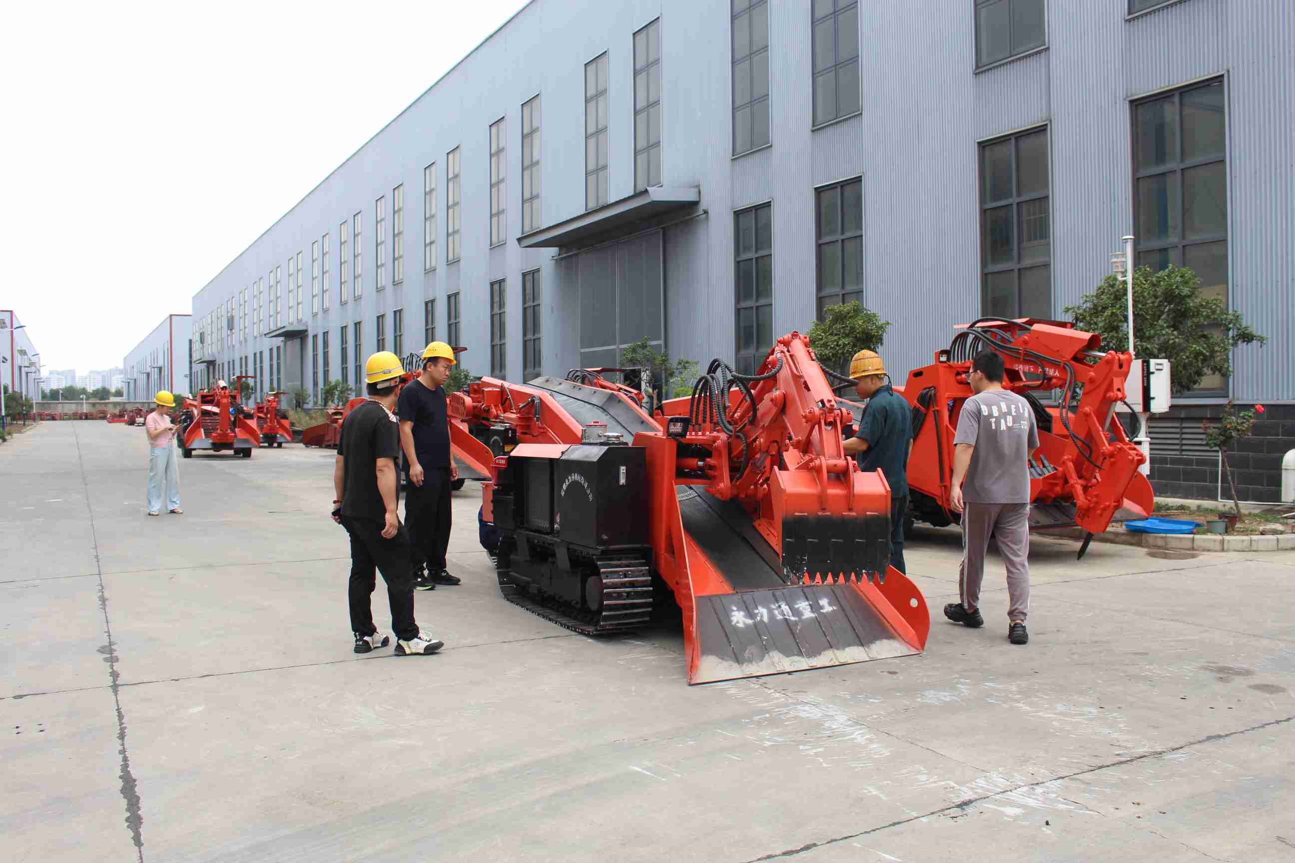 隧道施工中撬毛臺車的創新應用：兼顧找頂與清渣