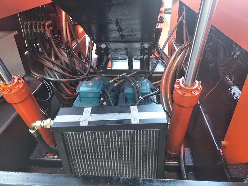 礦山履帶扒渣機.jpg 礦山履帶扒渣機.jpg